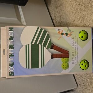 NIB Pickleball Game Set Green/ White. 2 Paddles 2 Balls
